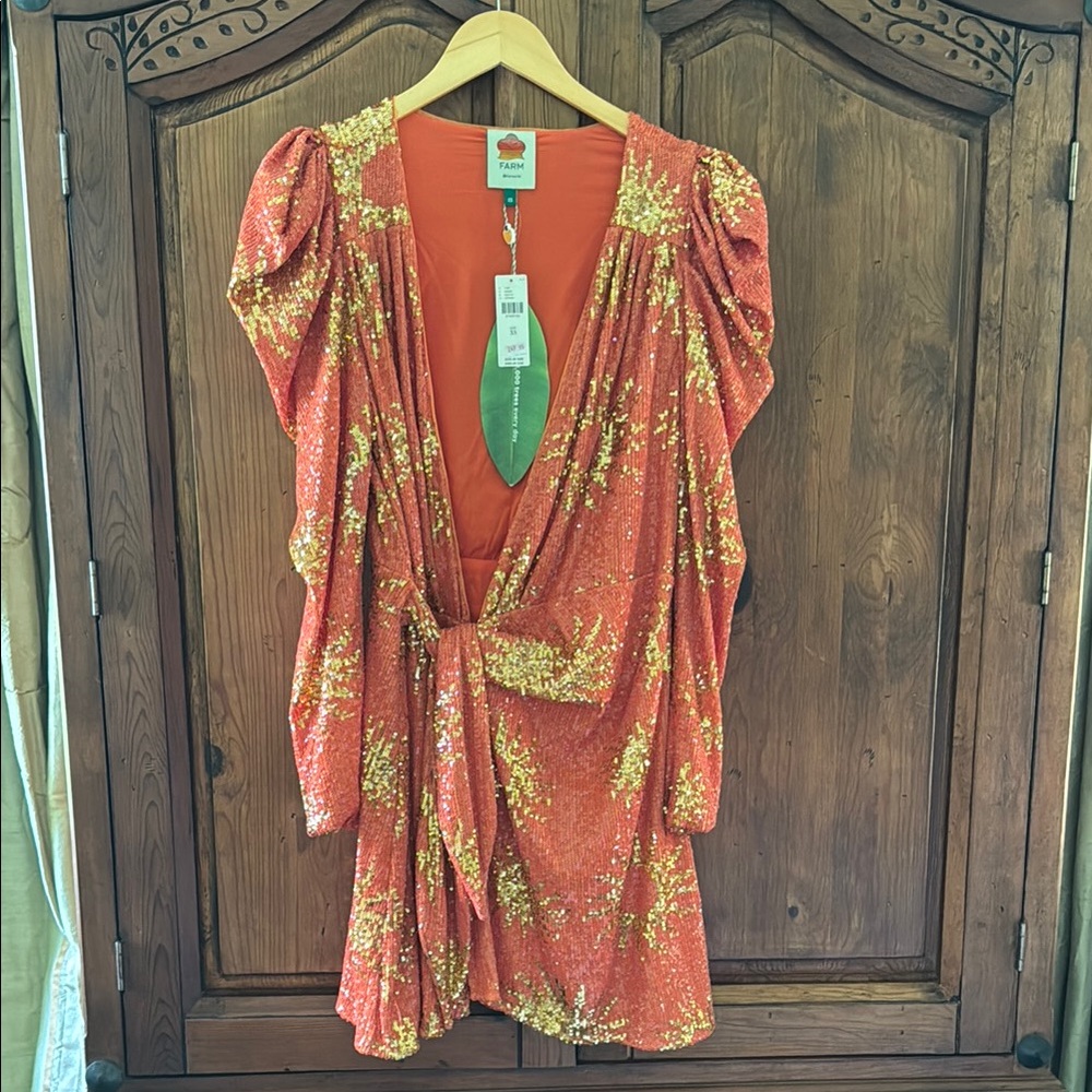 NWT FARM RIO ORANGE AND GOLD SEQUIN MINI DRESS. SIZE XS.